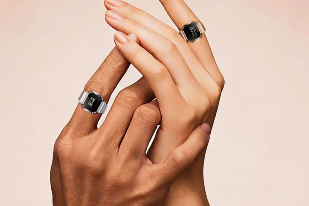 Bagues montres sur deux mains croisées.