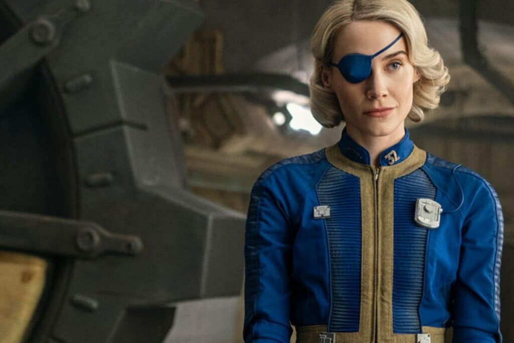 Personnage avec un cache-œil bleu et uniforme.