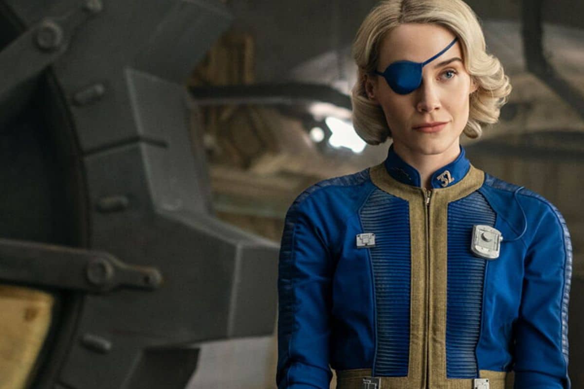 Personnage avec un cache-œil bleu et uniforme.