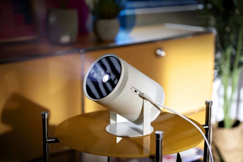 Projecteur blanc sur une table jaune.