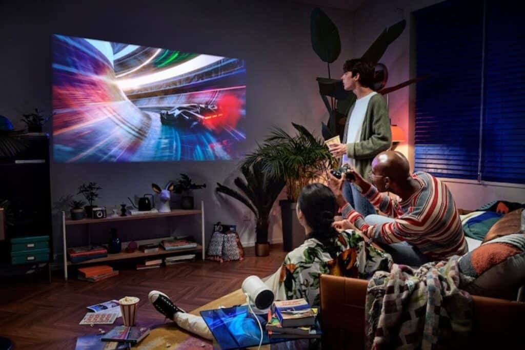 Personnes regardant un film projeté sur un mur.