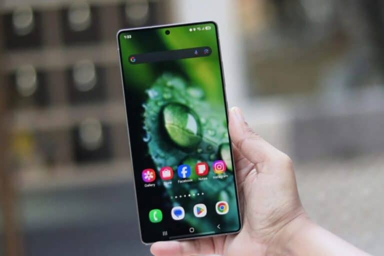 Smartphone affichant des applications sur écran lumineux.