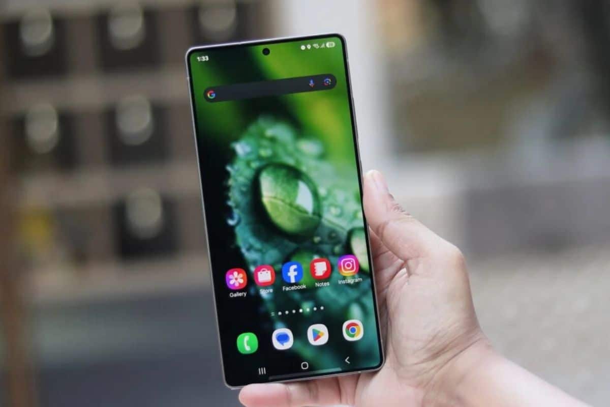 Smartphone affichant des applications sur écran lumineux.