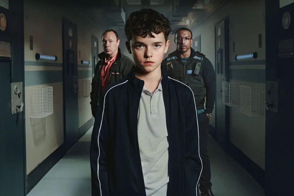 Trois personnes dans un couloir sombre.