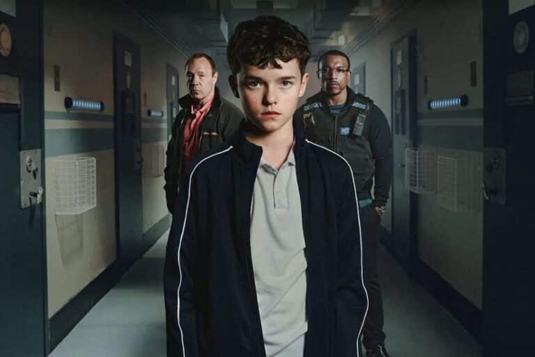 Trois personnes dans un couloir sombre.