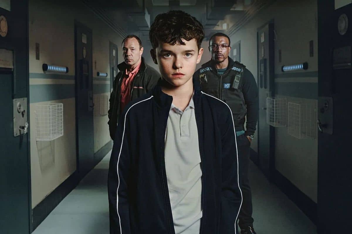 Trois personnes dans un couloir sombre.