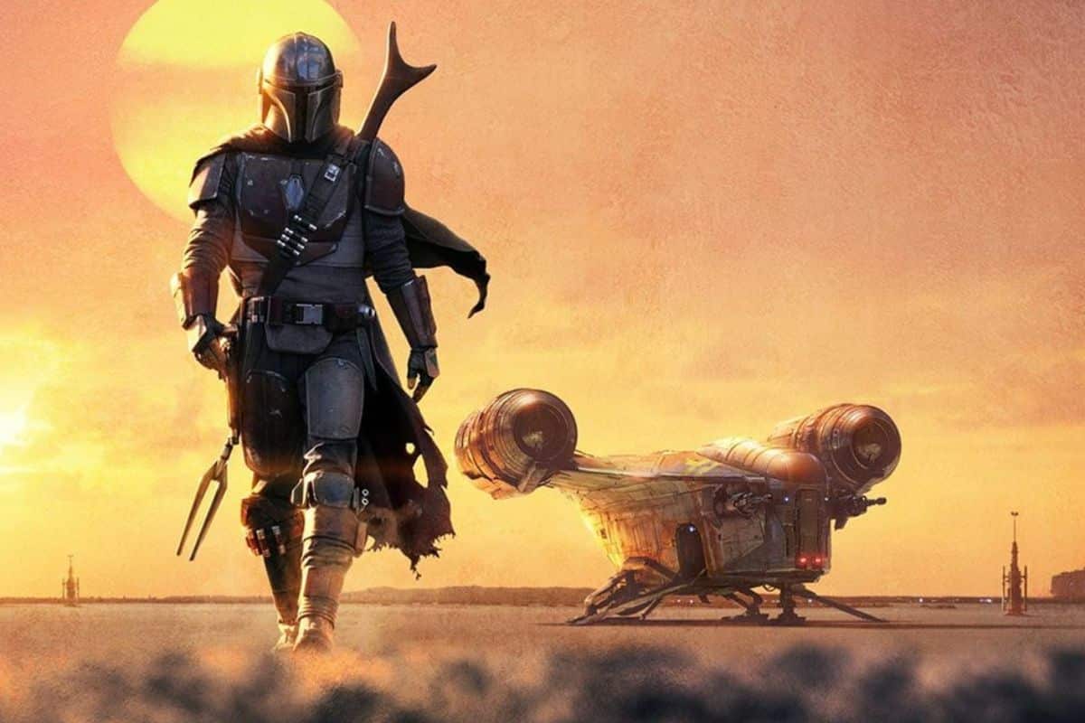 Personnage armé marchant vers un vaisseau spatial au coucher.