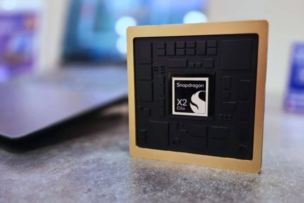 Chip Snapdragon X2 Elite sur table grise.