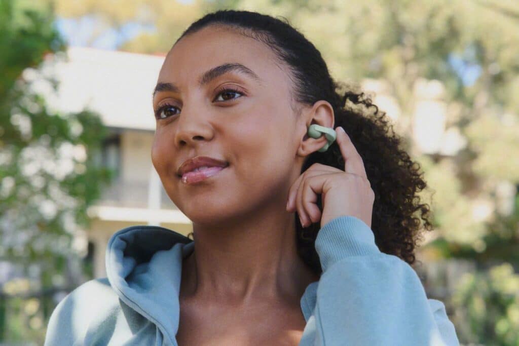 Personne portant des écouteurs sans fil