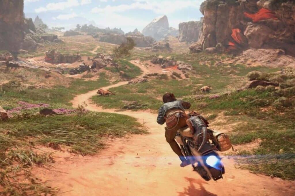 Motard traversant un paysage désertique et montagneux.