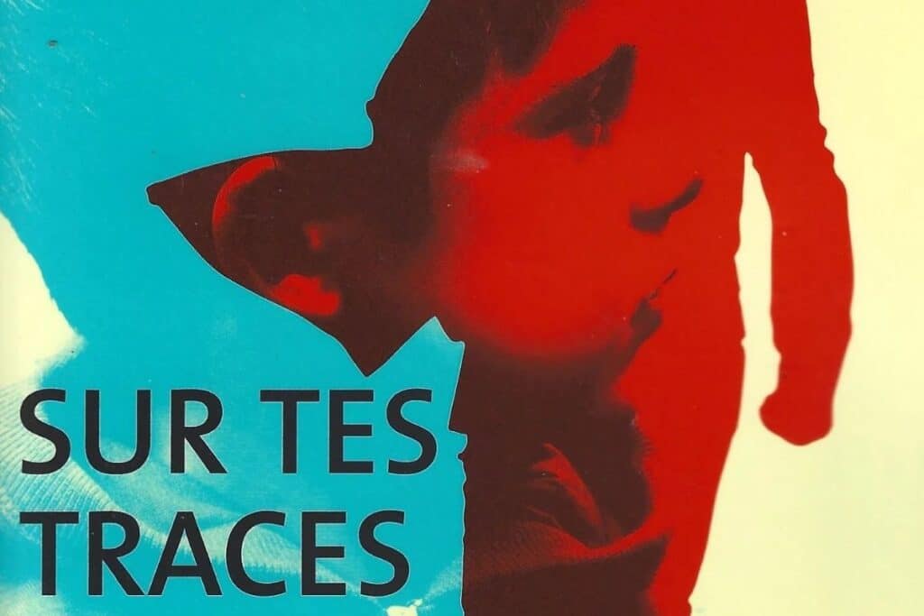 Affiche artistique rouge et bleue, texte 'Sur tes traces'.