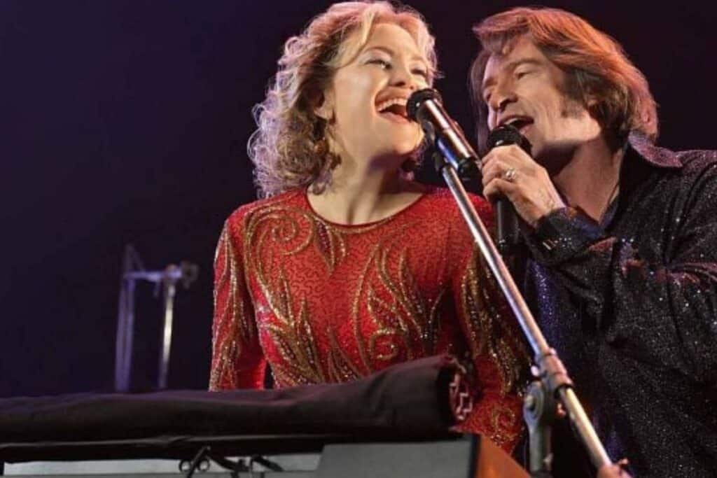 Duo chantant sur scène avec passion.