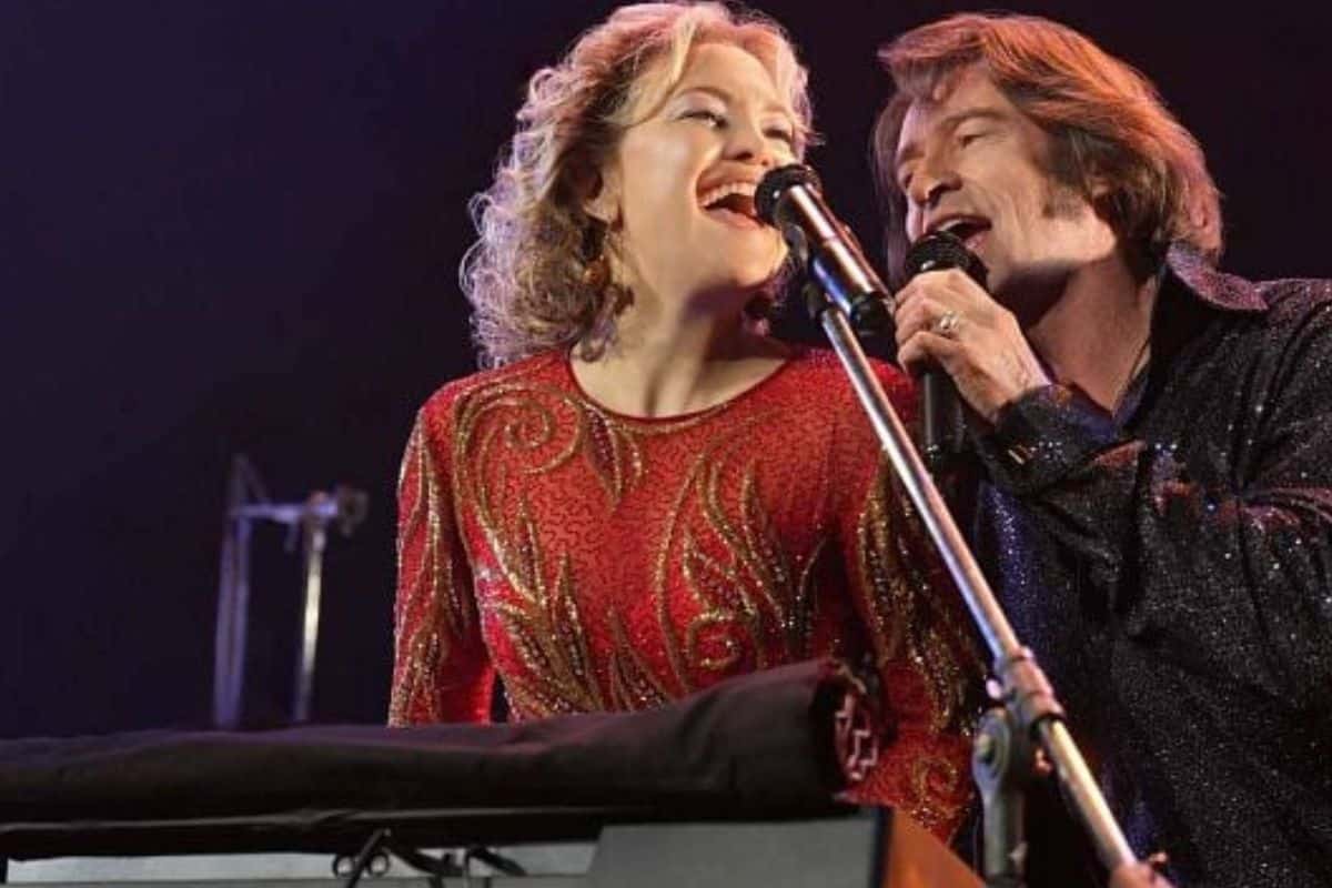 Duo chantant sur scène avec passion.