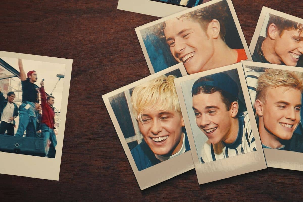 Photos d'un groupe d'hommes souriants.