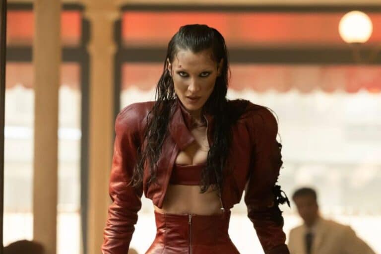 Personne en veste rouge, expression intense.