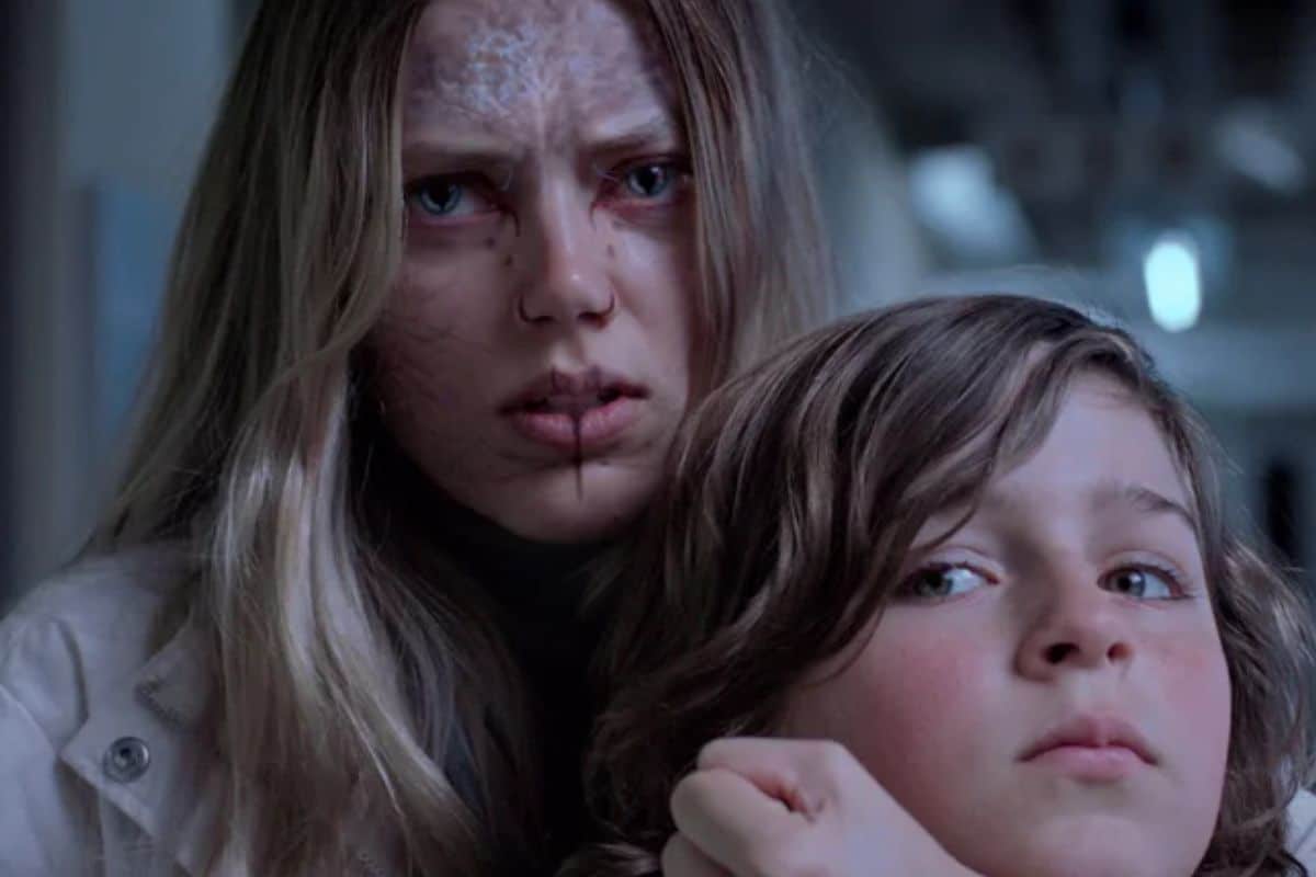 Personne au maquillage effrayant avec enfant.