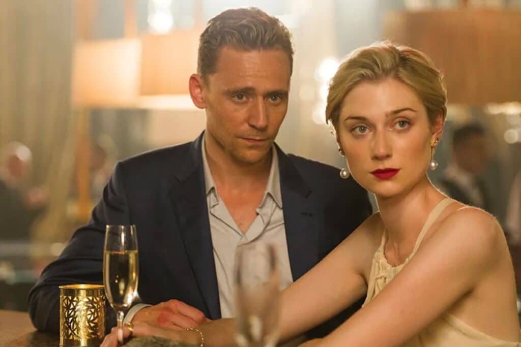 Deux personnes assises au bar avec champagne.