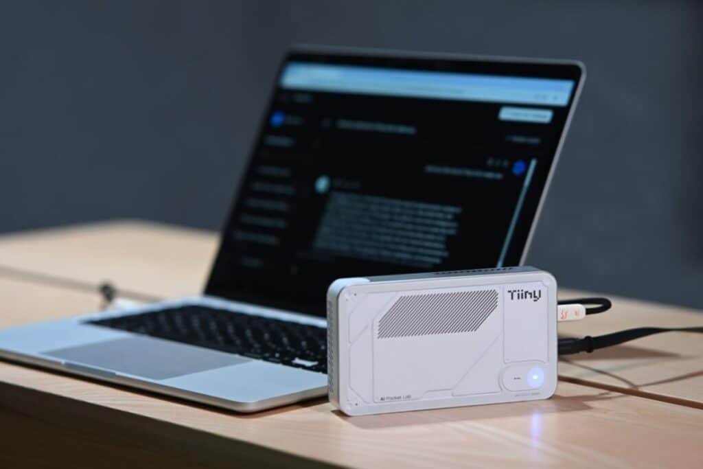 Ordinateur portable connecté à un appareil Tiiny.