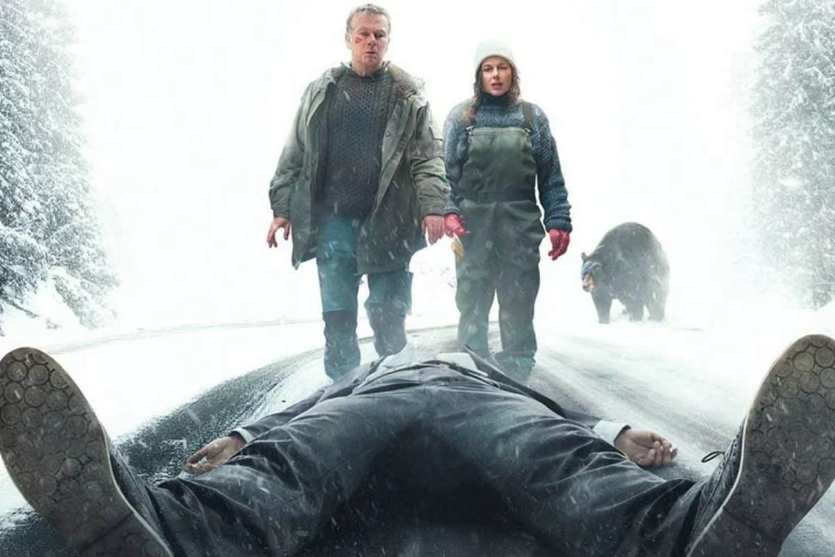 Personnes marchant sur une route enneigée avec ours.