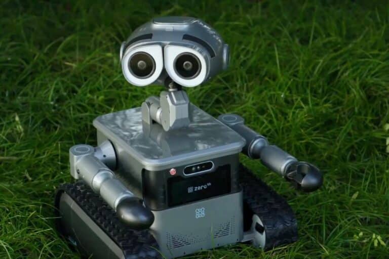 Robot gris sur l'herbe