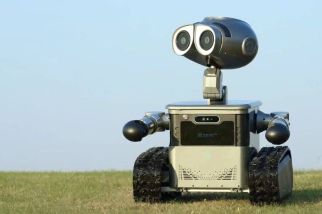 Robot roulant sur l'herbe sous le ciel bleu.