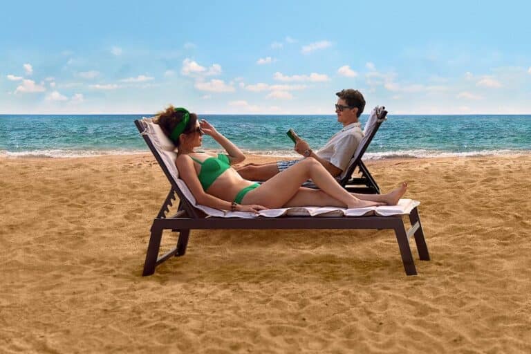 Personnes relaxant sur des transats à la plage.