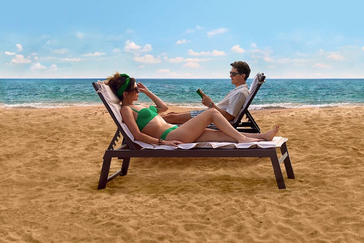 Personnes relaxant sur des transats à la plage.