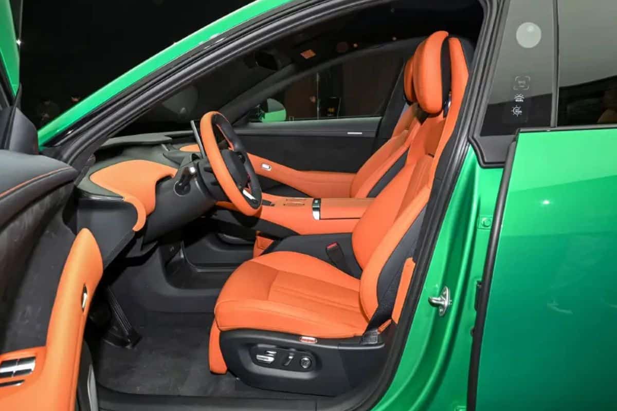 Intérieur de voiture orange et vert, vue du siège.