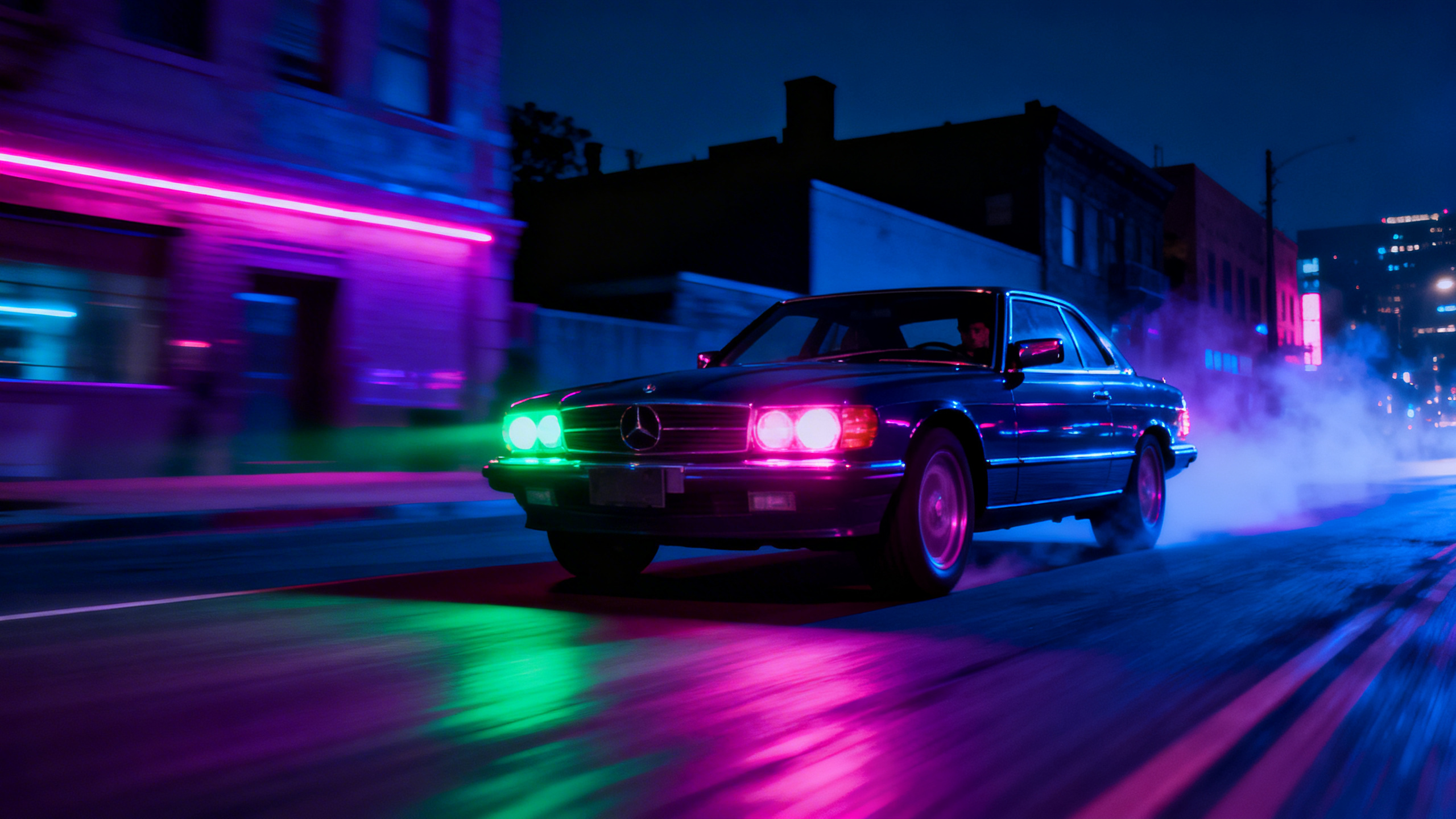 Voiture rétro dans rue avec lumières néon colorées.