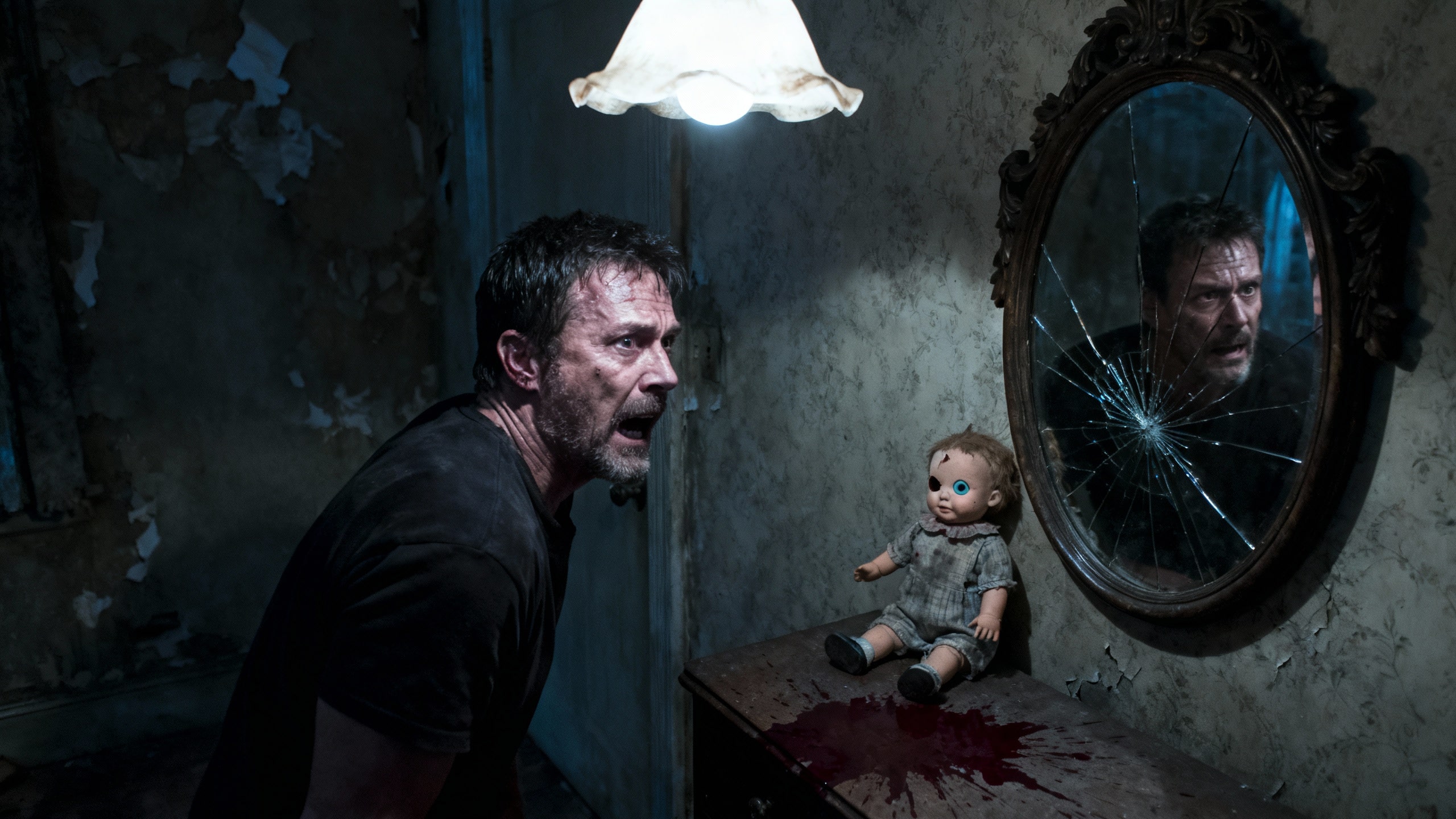 Homme effrayé face à une poupée et un miroir.