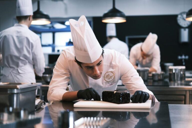 À la belle étoile sur Netflix : le parcours inspirant de Yazid Ichemrahen entre passion, famille et desserts explose à l’écran