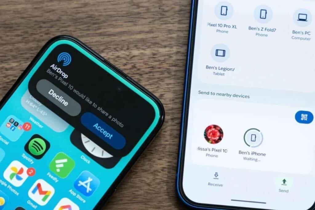 Deux téléphones avec des options de partage de fichiers.