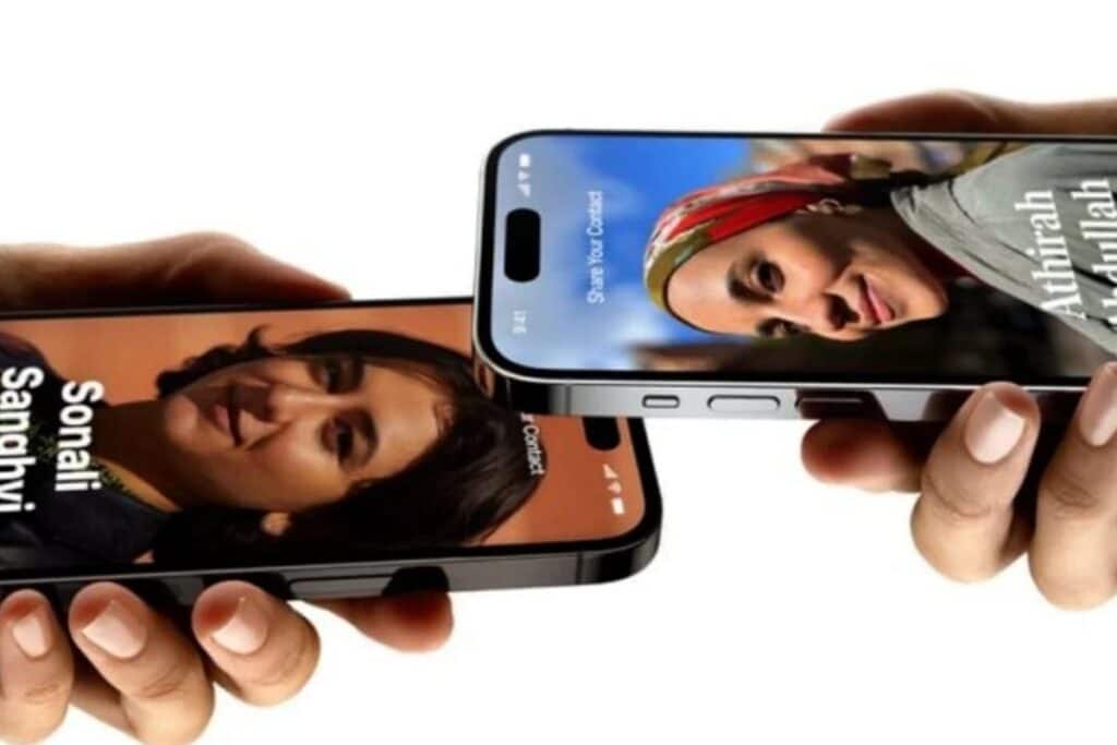 Deux téléphones partageant des contacts.