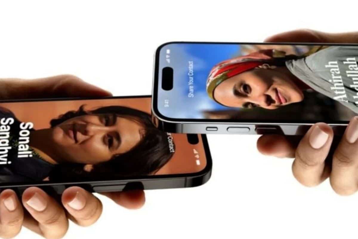 Deux téléphones partageant des contacts.