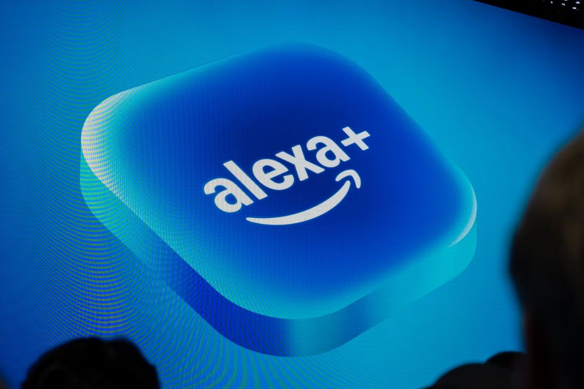 Logo Amazon Alexa+ sur fond bleu.