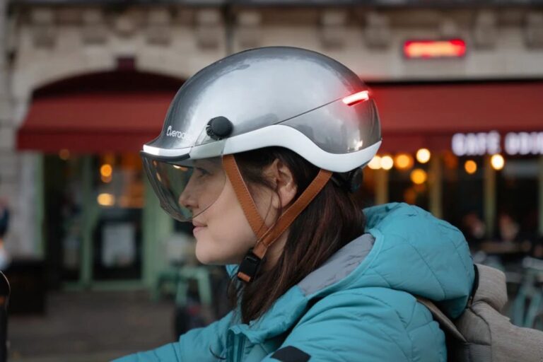 Personne portant un casque de vélo moderne.