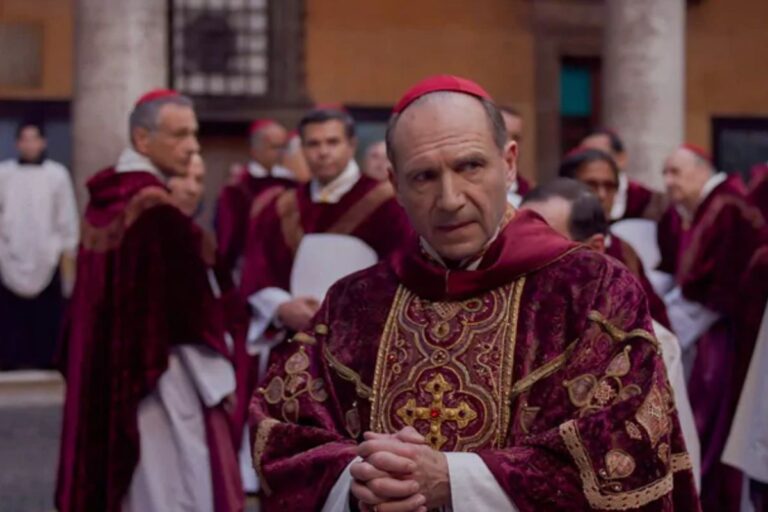 Un pape, quatre candidats et beaucoup de coups bas : pourquoi Conclave est le film le plus stressant de Netflix
