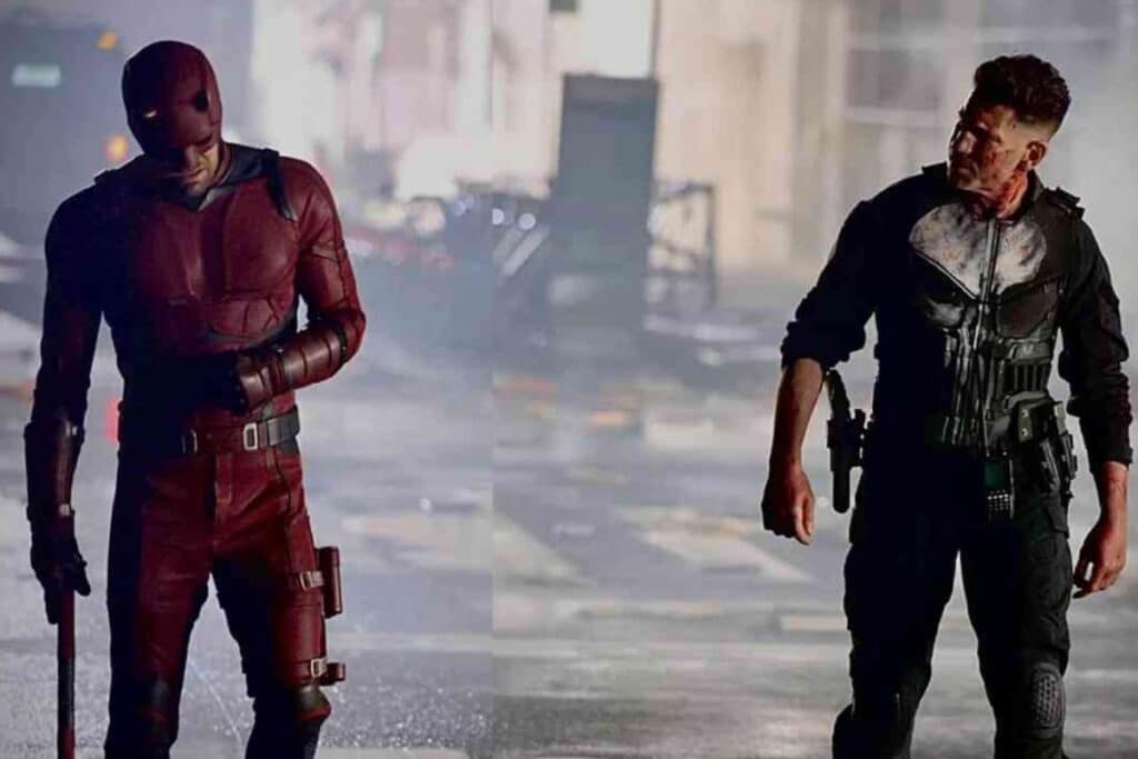 Deux personnages en costumes de super-héros.