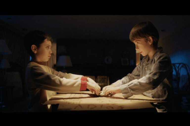 2 frères, une Atari et zéro pitié : le film d’horreur qui te fera détester les soirées baby-sitting