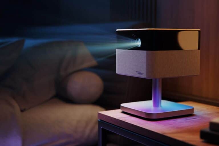 Projecteur moderne sur une table illuminée.