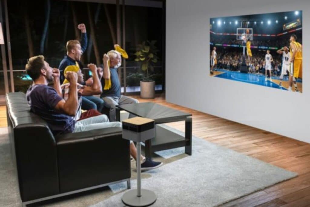 Groupe regardant un match de basket à la télé.