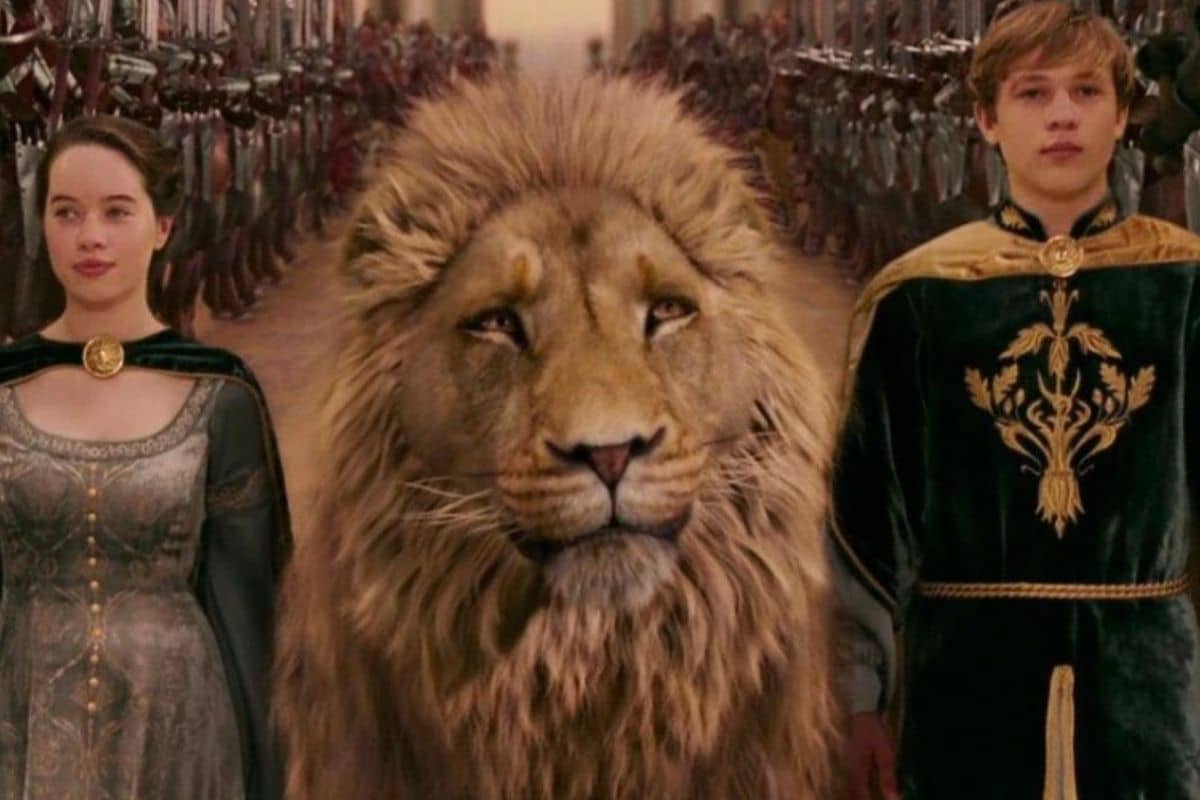 Lion accompagné de deux personnes en vêtements médiévaux.