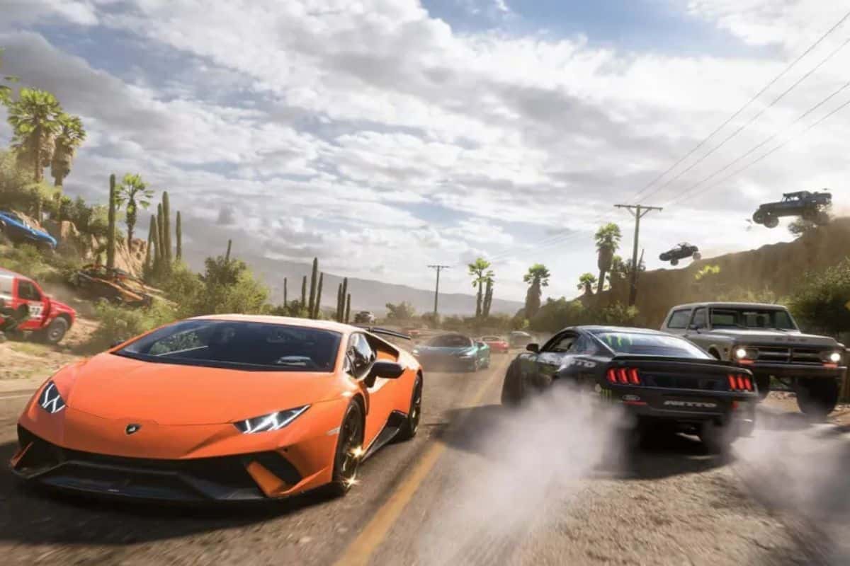 Course de voitures rapides sur une route désertique.