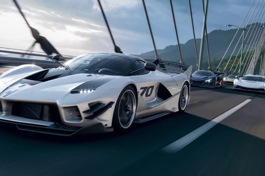 Voitures de sport sur un pont en course.