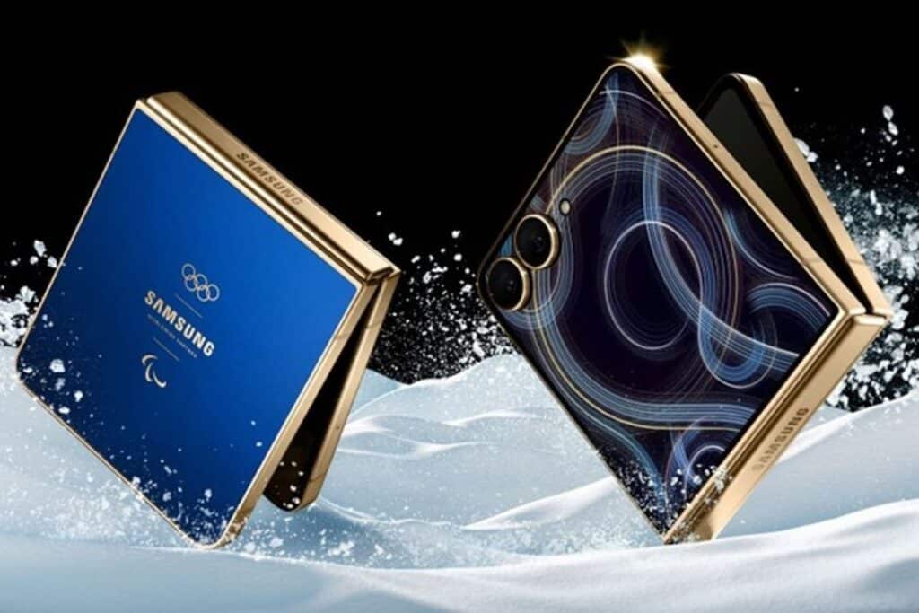 Smartphones Samsung pliables sur fond enneigé.