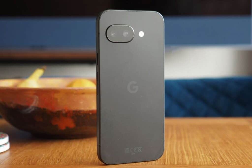 Smartphone Google noir sur table en bois.