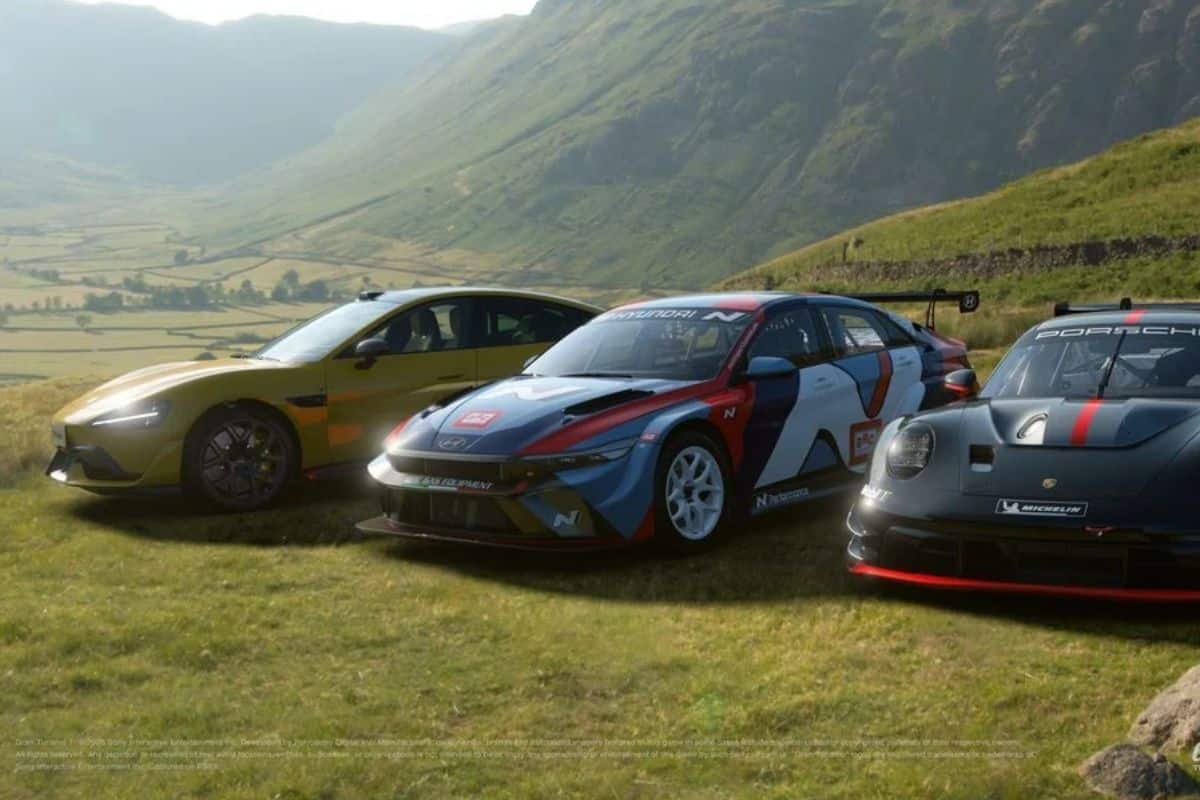 Trois voitures de sport garées dans la montagne.