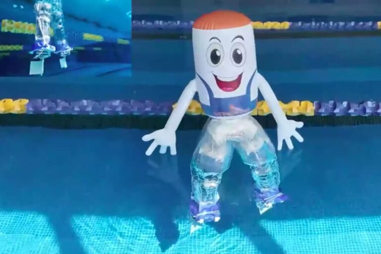 Jouet gonflable dans une piscine.