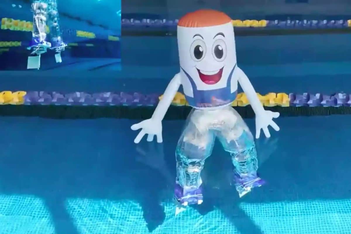 Jouet gonflable dans une piscine.