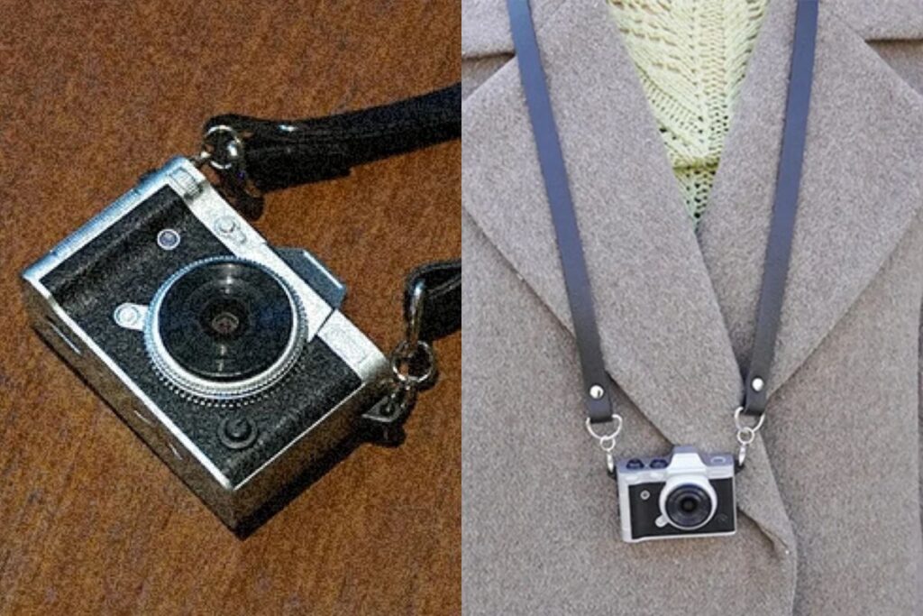 Appareil photo miniature sur table et autour du cou.